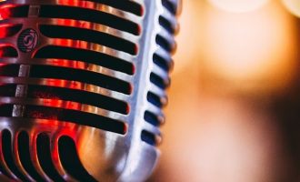 从“一键生成”到“创作伙伴”：AI音乐创业的生存法则与长期主义防御力